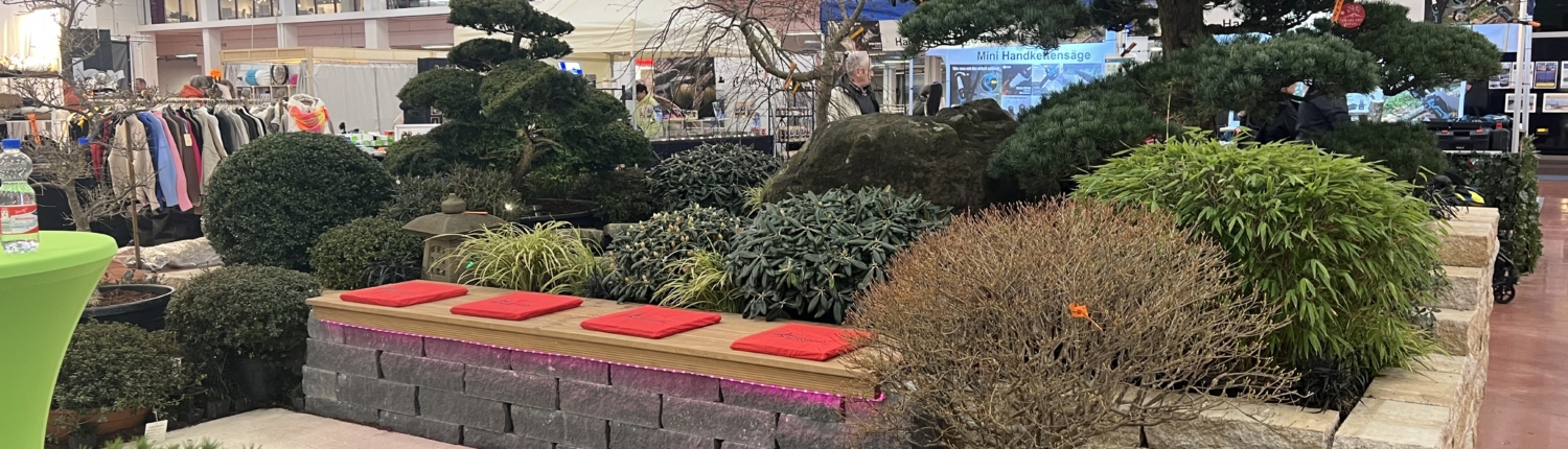 Messe Haus und Garten Bad Salzuflen, Gestaltung des Messestandes mit Japanischen Gartenbonsai, Niwaki, japanischen Azaleen und bewegtem Wasser.