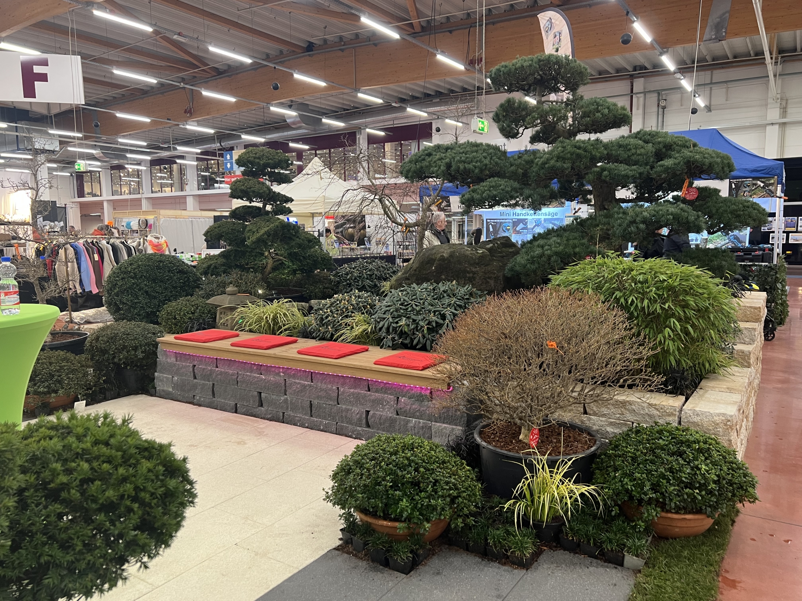 Messe Haus und Garten Bad Salzuflen, Gestaltung des Messestandes mit Japanischen Gartenbonsai, Niwaki, japanischen Azaleen und bewegtem Wasser.